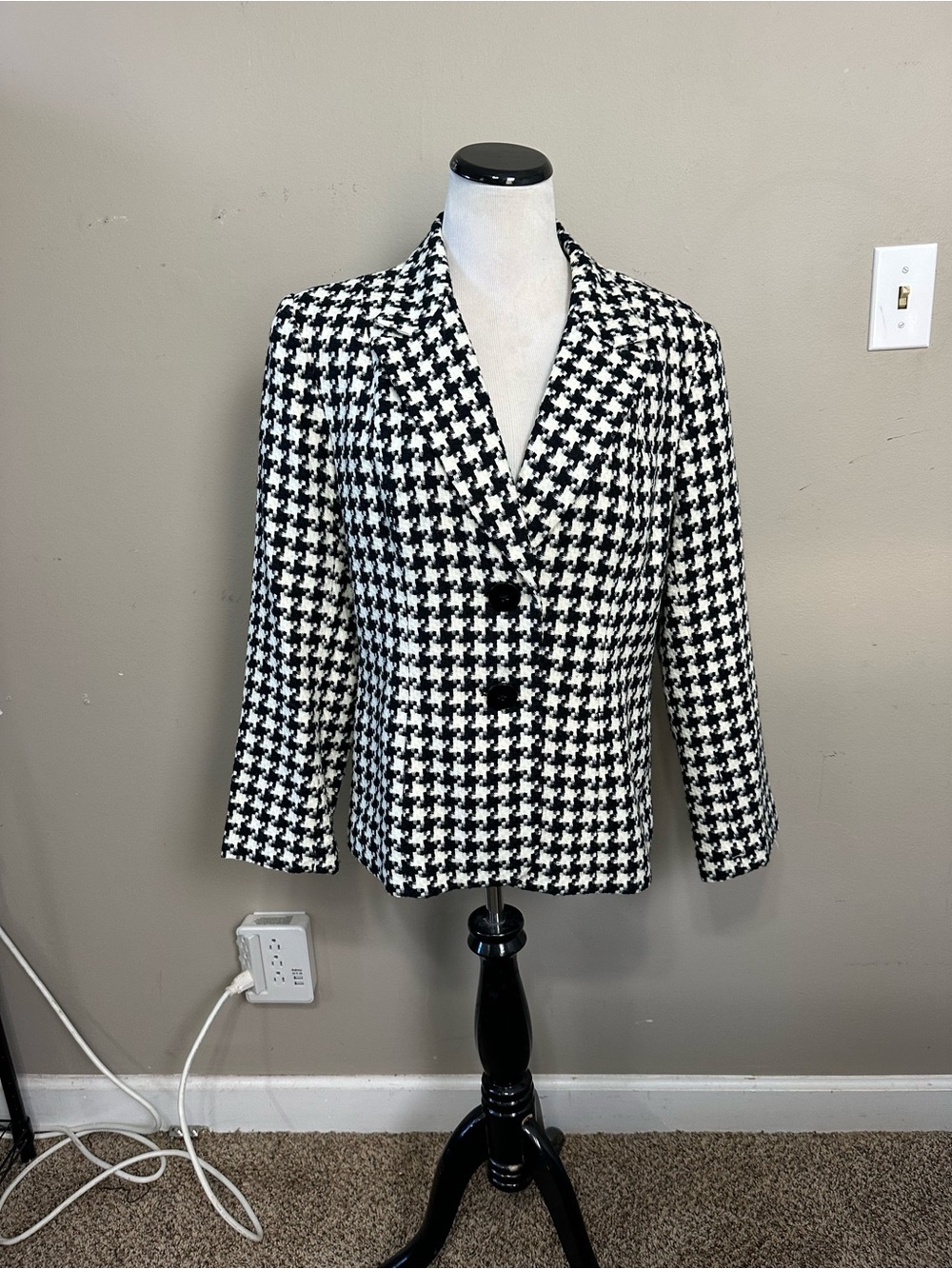 Coldwater Creek women’s 14 houndstooth print blazer two front button closure